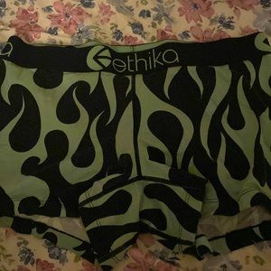 Green and Black women short Ethikas